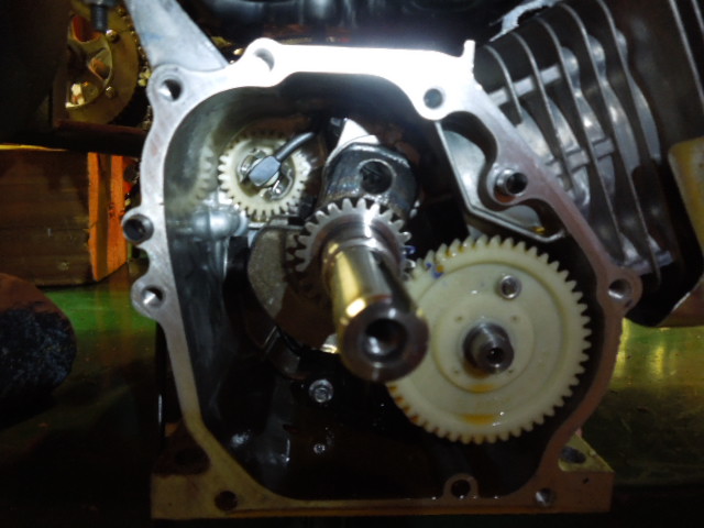 Image of: 4 gears, cam gear on cam(right) cam gear on crank, governor gear on crank and governor gear on governor